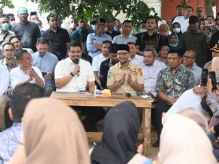 Tinjau Pembangunan Jalan BKP di Labusel, Gubsu Bobby Serap Aspirasi Warga