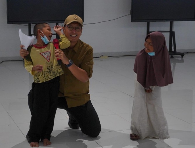 Wali Kota Medan Rico Tri Putra Bayu Waas saat menghadiri Open House Sekolah Rakyat Permanen Tahun Ajaran 2026/2027 di Gedung Sekolah Rakyat Terintegrasi 2 Kota Medan, Jalan Flamboyan Raya, Kecamatan Medan Tuntungan, Sabtu (17/10/2026).