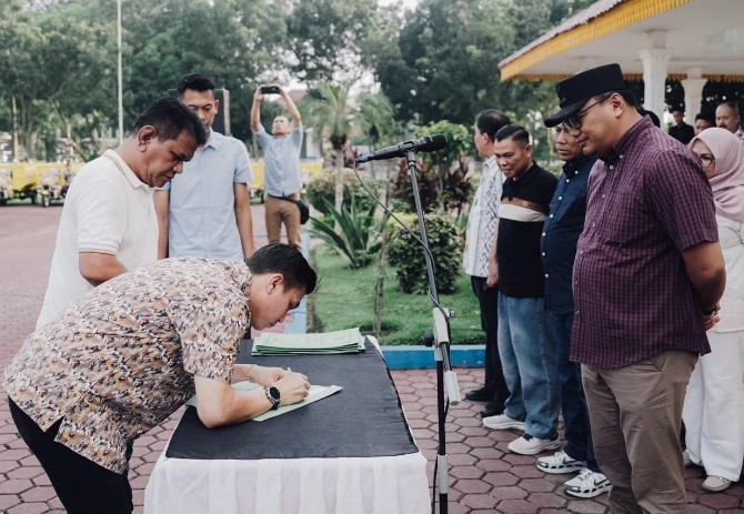 Target Deli Serdang menjadi kabupaten bebas sampah pada 2028 tak boleh berhenti sebagai slogan. Bupati Asri Ludin Tambunan menuntut armada kebersihan yang baru disalurkan benar-benar dioperasikan untuk membenahi persoalan sampah hingga ke tingkat kecamatan.