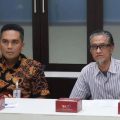 Kepala Bidang Pajak Hotel, Restoran dan Hiburan (HRH) Irfan Parlindungan Lubis (pakai batik) saat memimpin rapat finalisasi aplikasi Sistem Informasi Perekam Pajak Medan (SI4P). Foto; IST