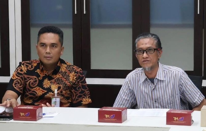 Kepala Bidang Pajak Hotel, Restoran dan Hiburan (HRH) Irfan Parlindungan Lubis (pakai batik) saat memimpin rapat finalisasi aplikasi Sistem Informasi Perekam Pajak Medan (SI4P). Foto; IST
