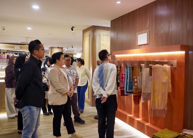 Wali Kota Medan Rico Tri Putra Bayu Waas bersama Ketua Dekranasda Medan Airin Rico Waas saat menerima kunjungan kurator seni dan budaya Edward Hutabarat, yang akrab disapa Edo, di Galeri Mustika Deli, Gedung Mal Pelayanan Publik (MPP), Jalan Iskandar Muda, Minggu (18/10/2026).