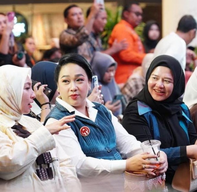 Desainer lokal menunjukkan kreativitas melalui beragam koleksi busana dalam Medan Fashion & Culture Festival (MFCF) 2026 di Main Atrium Sun Plaza Medan, Minggu (18/10/2026).
