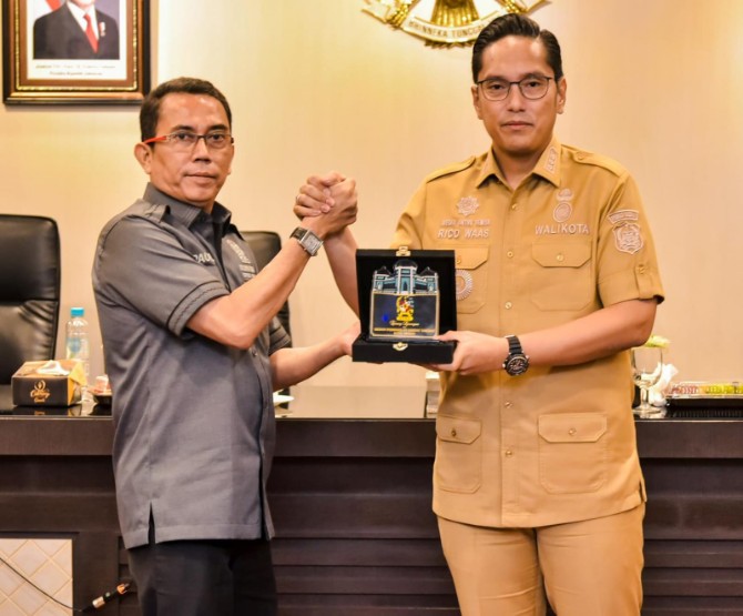 Tarif parkir yang melampaui ketentuan, banjir di Jalan Letda Sujono, hingga keterbatasan mobil pemadam kebakaran untuk gedung bertingkat menjadi sederet persoalan yang dibahas Wali Kota Medan Rico Tri Putra Bayu Waas bersama Komisi 4 DPRD Medan, Senin (19/10/2026).