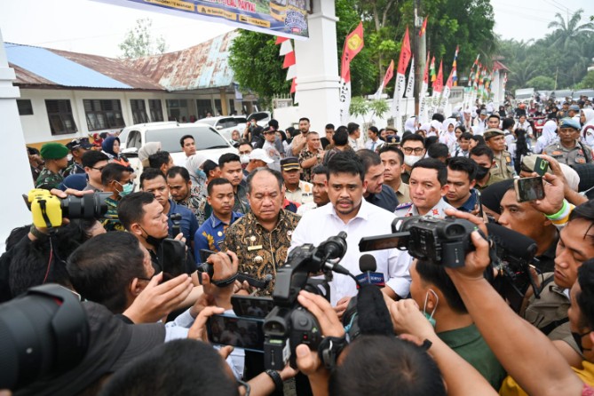 Anggota DPR RI dari Partai Gerindra, Sugiat Santoso, mengapresiasi langkah Gubernur Sumatera Utara (Sumut) Muhammad Bobby Afif Nasution dalam menangani kabut asap dampak kebakaran hutan dan lahan (karhutla), termasuk melalui operasi modifikasi cuaca.