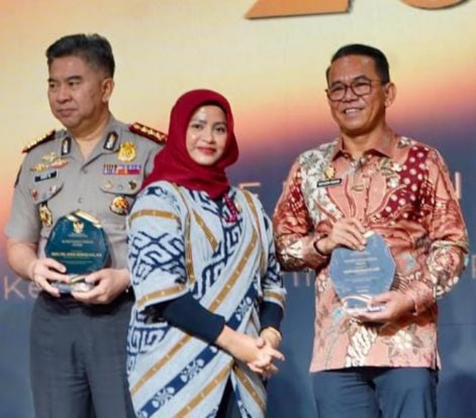 Wakil Wali Kota Medan, Zakiyuddin Harahap, yang mewakili Rico Waas dalam acara penganugerahan di Aula Raja Inal Siregar, Kantor Gubernur Sumatera Utara, Selasa (20/10/2026).