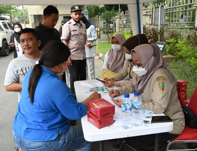 Pemilik kendaraan bermotor yang menunggak pajak di Kota Medan tidak langsung ditilang saat terjaring Operasi Sadar Pajak yang digelar Badan Pendapatan Daerah (Bapenda) Sumatera Utara bersama Direktorat Lalu Lintas (Ditlantas) Polda Sumut di Jalan Abdul Haris Nasution, Rabu (21/10/2026).
