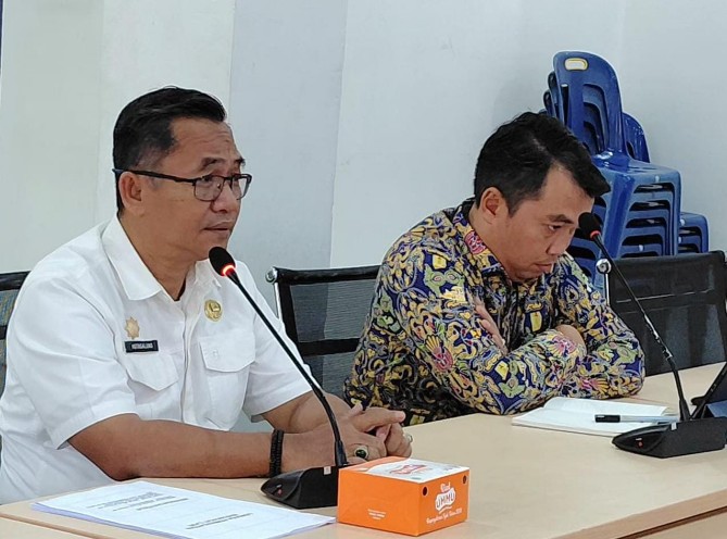 Asisten Pemerintahan dan Kesejahteraan Rakyat Sekretariat Daerah Kabupaten Deli Serdang, Zainal Abidin Hutagalung, dalam rapat pembahasan pemanfaatan lahan bersama Balai Besar Wilayah Sungai (BBWS) Sumatera II Medan dan Lembaga Pemberdayaan Masyarakat (LPM) Deli Serdang di Aula Lau Simeme, Kantor BBWS Sumatera II Medan, Rabu (21/10/2026).