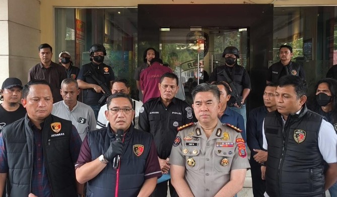 Polda Sumatera Utara menangkap dua pria berinisial DAC (22) dan AAL (20) yang diduga terlibat dalam penembakan hingga menewaskan Donny alias Donny Pacek di Kecamatan Tanjung Morawa, Kabupaten Deli Serdang, Minggu (18/10/2026) malam.