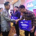 Rico Waas saat menyerahkan bantuan biaya pendidikan di Hotel Grand Kanaya, Medan, Jumat (23/10/2026).