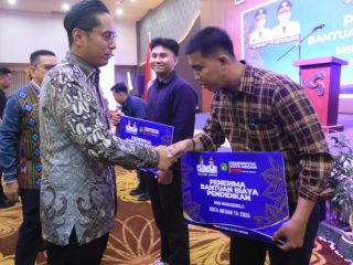 Rico Waas saat menyerahkan bantuan biaya pendidikan di Hotel Grand Kanaya, Medan, Jumat (23/10/2026).