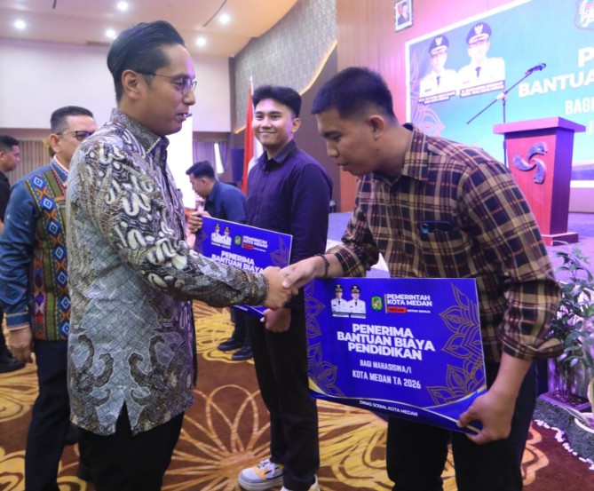 Rico Waas saat menyerahkan bantuan biaya pendidikan di Hotel Grand Kanaya, Medan, Jumat (23/10/2026).