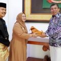 Pertemuan Pelaksana Tugas (Plt) Bupati Langkat Tiorita Br. Surbakti dengan anggota DPR RI Fraksi Partai Demokrat, Hinca I.P. Pandjaitan, di Rumah Dinas Bupati Langkat, Jumat (23/10/2026).