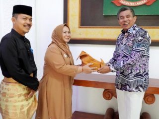 Pertemuan Pelaksana Tugas (Plt) Bupati Langkat Tiorita Br. Surbakti dengan anggota DPR RI Fraksi Partai Demokrat, Hinca I.P. Pandjaitan, di Rumah Dinas Bupati Langkat, Jumat (23/10/2026).