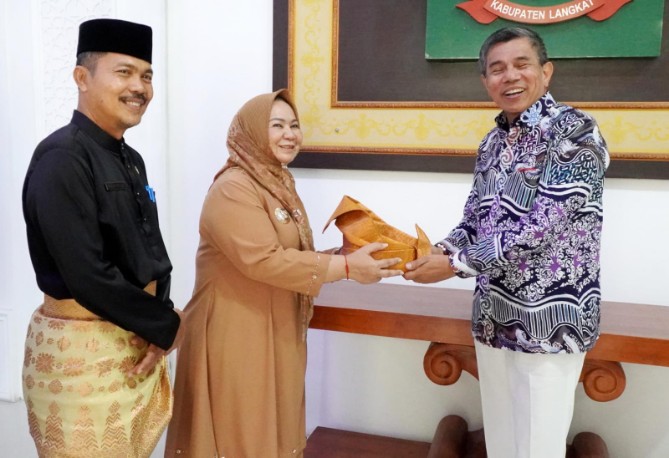 Pertemuan Pelaksana Tugas (Plt) Bupati Langkat Tiorita Br. Surbakti dengan anggota DPR RI Fraksi Partai Demokrat, Hinca I.P. Pandjaitan, di Rumah Dinas Bupati Langkat, Jumat (23/10/2026).