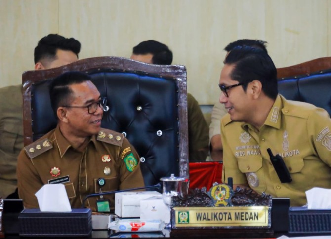 Wali Kota Medan Rico Tri Putra Bayu Waas saat menyambut para wakil kepala daerah dalam Rapat Koordinasi Wilayah Sumatera Utara Asosiasi Wakil Kepala Daerah Indonesia (Aswakada) di Heritage Grand City Hall, Jumat (23/10/2026).