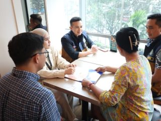 Kepala Bapenda Medan, M. Agha Novrian, meninjau langsung proses pendaftaran QRESTO di gerai yang berada di Jalan Imam Bonjol, Kecamatan Medan Polonia