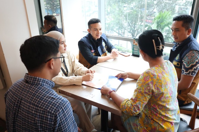 Kepala Bapenda Medan, M. Agha Novrian, meninjau langsung proses pendaftaran QRESTO di gerai yang berada di Jalan Imam Bonjol, Kecamatan Medan Polonia
