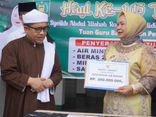 Pelaksana Tugas (Plt) Bupati Langkat Tiorita Br. Surbakti menyalurkan bantuan berupa 2 ton beras, 100 liter minyak goreng, 100 dus air mineral, dan tiga ekor sapi jantan dara untuk mendukung Haul ke-103 Syekh Abdul Wahab Rokan Al-Khalidi An-Naqsyabandi di Besilam, Kecamatan Padang Tualang, Sabtu (24/10/2026).