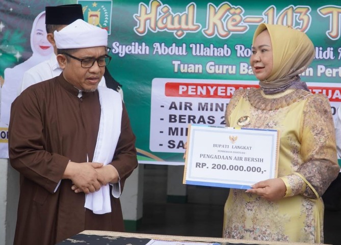 Pelaksana Tugas (Plt) Bupati Langkat Tiorita Br. Surbakti menyalurkan bantuan berupa 2 ton beras, 100 liter minyak goreng, 100 dus air mineral, dan tiga ekor sapi jantan dara untuk mendukung Haul ke-103 Syekh Abdul Wahab Rokan Al-Khalidi An-Naqsyabandi di Besilam, Kecamatan Padang Tualang, Sabtu (24/10/2026).
