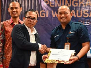 Asisten Deputi Ekosistem Bisnis Wirausaha Kementerian UMKM, Ginda P. Siregar, saat membuka kegiatan Peningkatan Kapasitas Usaha bagi Wirausaha Terdampak Bencana Regional 1 Sumatera Utara di Hotel Grand Antares, Medan, Jumat (23/10/2026).