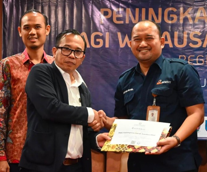 Asisten Deputi Ekosistem Bisnis Wirausaha Kementerian UMKM, Ginda P. Siregar, saat membuka kegiatan Peningkatan Kapasitas Usaha bagi Wirausaha Terdampak Bencana Regional 1 Sumatera Utara di Hotel Grand Antares, Medan, Jumat (23/10/2026).