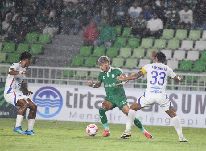 PSMS Medan mengamankan kemenangan 2-1 atas PSIS Semarang meski harus bermain dengan 10 pemain sejak menit ke-39 dalam lanjutan Pegadaian Championship 2026/2027 di Stadion Utama Sumatera Utara, Minggu (25/10/2026) malam WIB.