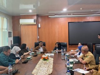 Dugaan keterlambatan penanganan pasien gawat darurat di RSU Wulan Windy, termasuk korban kecelakaan tertabrak kereta api, menjadi sorotan Komisi 2 DPRD Kota Medan. Pihak rumah sakit dan BPJS Kesehatan dimintai penjelasan dalam Rapat Dengar Pendapat (RDP), Senin (26/10/2026).
