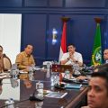 Bobby Nasution saat menerima pemaparan usulan KKSB 2026 dari lima kepala daerah yang masuk nominasi di Ruang Rapat Gubernur, Kantor Gubernur Sumut, Medan, Selasa (27/10/2026).
