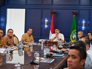 Bobby Nasution saat menerima pemaparan usulan KKSB 2026 dari lima kepala daerah yang masuk nominasi di Ruang Rapat Gubernur, Kantor Gubernur Sumut, Medan, Selasa (27/10/2026).