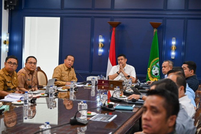 Bobby Nasution saat menerima pemaparan usulan KKSB 2026 dari lima kepala daerah yang masuk nominasi di Ruang Rapat Gubernur, Kantor Gubernur Sumut, Medan, Selasa (27/10/2026).