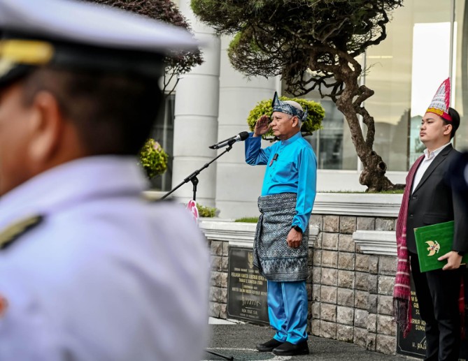Wakil Gubernur Sumatera Utara Surya menyerahkan Anugerah Bakti Pemuda Inspiratif Sumatera Utara kepada tujuh organisasi kepemudaan pada peringatan Hari Sumpah Pemuda ke-98 di Medan, Rabu (28/10/2026).
