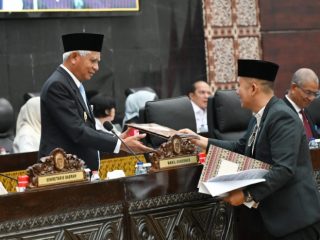 Wakil Gubernur Sumut Surya menyambut baik pembahasan revisi perda tersebut dalam Rapat Paripurna DPRD Sumut di Gedung DPRD Sumut, Medan, Rabu (28/10/2026).