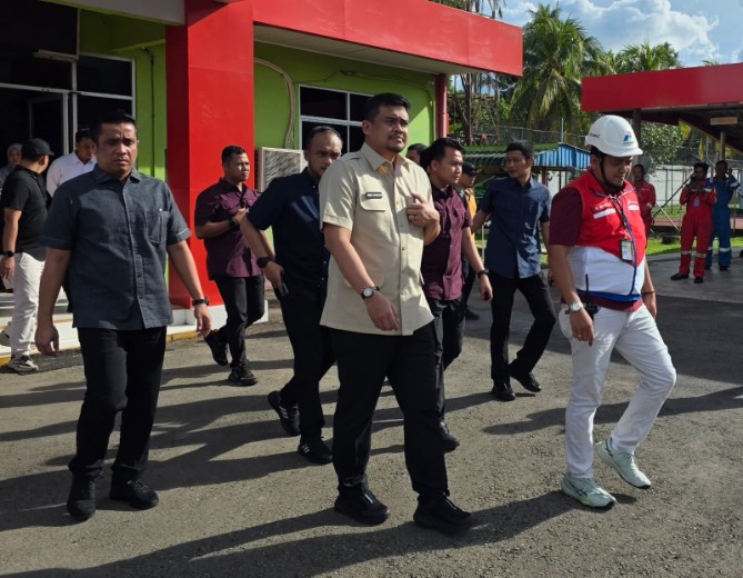 Gubernur Sumatera Utara Muhammad Bobby Afif Nasution meminta percepatan penanganan infrastruktur jalan di Gunungsitoli, Kepulauan Nias, untuk memulihkan kelancaran distribusi bahan bakar minyak (BBM) menjelang Natal dan Tahun Baru (Nataru).