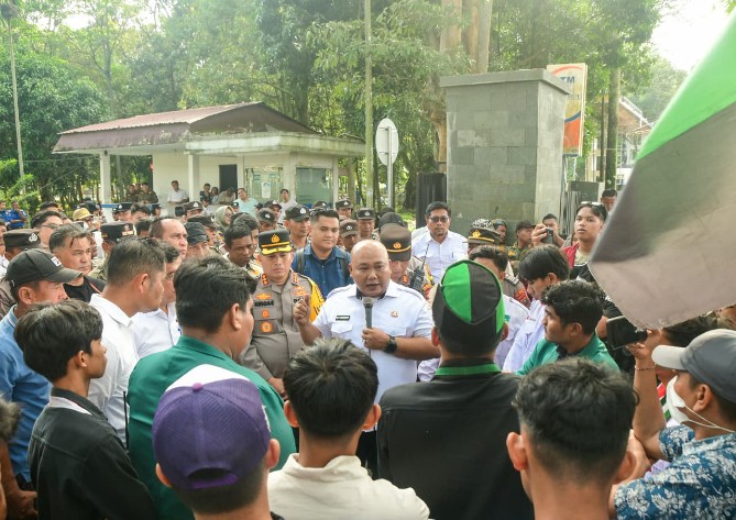 Aksi damai di Kantor Bupati Deli Serdang, Rabu (28/10/2026).