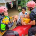 Petugas melakukan evakuasi kepada warga terdampak.
