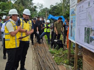 Gubernur Sumatera Utara Bobby Nasution meminta proyek pembangunan dinding penahan tanah (turap) di perbatasan Kabupaten Nias dan Nias Barat dipercepat.
