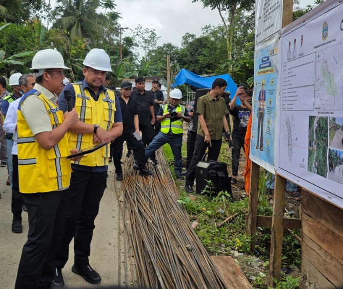 Gubernur Sumatera Utara Bobby Nasution meminta proyek pembangunan dinding penahan tanah (turap) di perbatasan Kabupaten Nias dan Nias Barat dipercepat.