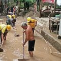 Dinas Pemadam Kebakaran dan Penyelamatan (DPKP) bersama Dinas Sumber Daya Air, Bina Marga dan Bina Konstruksi (SDABMBK) dikerahkan membersihkan masjid dan akses jalan yang terdampak banjir di Kecamatan Medan Johor dan Medan Maimun, Kamis (29/10/2026).