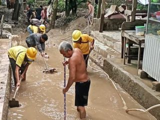 Dinas Pemadam Kebakaran dan Penyelamatan (DPKP) bersama Dinas Sumber Daya Air, Bina Marga dan Bina Konstruksi (SDABMBK) dikerahkan membersihkan masjid dan akses jalan yang terdampak banjir di Kecamatan Medan Johor dan Medan Maimun, Kamis (29/10/2026).