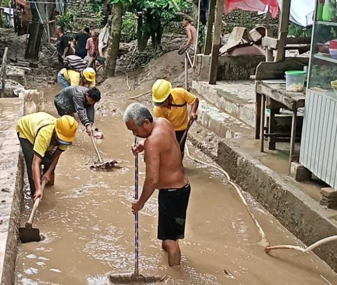 Dinas Pemadam Kebakaran dan Penyelamatan (DPKP) bersama Dinas Sumber Daya Air, Bina Marga dan Bina Konstruksi (SDABMBK) dikerahkan membersihkan masjid dan akses jalan yang terdampak banjir di Kecamatan Medan Johor dan Medan Maimun, Kamis (29/10/2026).