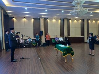 Wakil Ketua DPRD Kota Medan, Zulkarnaen, menyampaikan ucapan selamat kepada Erisda Hutasoit yang resmi dilantik sebagai Sekretaris DPRD Kota Medan oleh Wali Kota Medan Rico Tri Putra Bayu Waas, Jumat (30/10/2026).