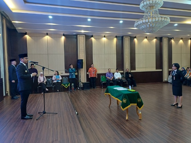 Wakil Ketua DPRD Kota Medan, Zulkarnaen, menyampaikan ucapan selamat kepada Erisda Hutasoit yang resmi dilantik sebagai Sekretaris DPRD Kota Medan oleh Wali Kota Medan Rico Tri Putra Bayu Waas, Jumat (30/10/2026).