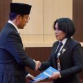 Wali Kota Medan Rico Waas saat memberikan SK kepada Sekwan Erisda Hutasoit
