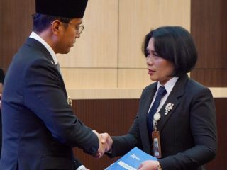 Wali Kota Medan Rico Waas saat memberikan SK kepada Sekwan Erisda Hutasoit