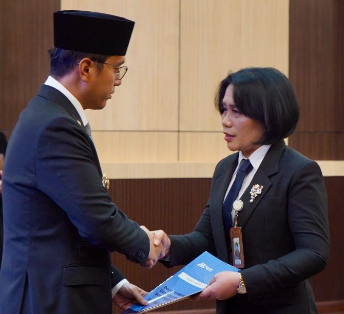 Wali Kota Medan Rico Waas saat memberikan SK kepada Sekwan Erisda Hutasoit
