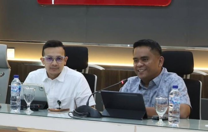 Kepala Bapenda Kota Medan M Agha Novrian bersama tim ahli dari USU. Foto; IST